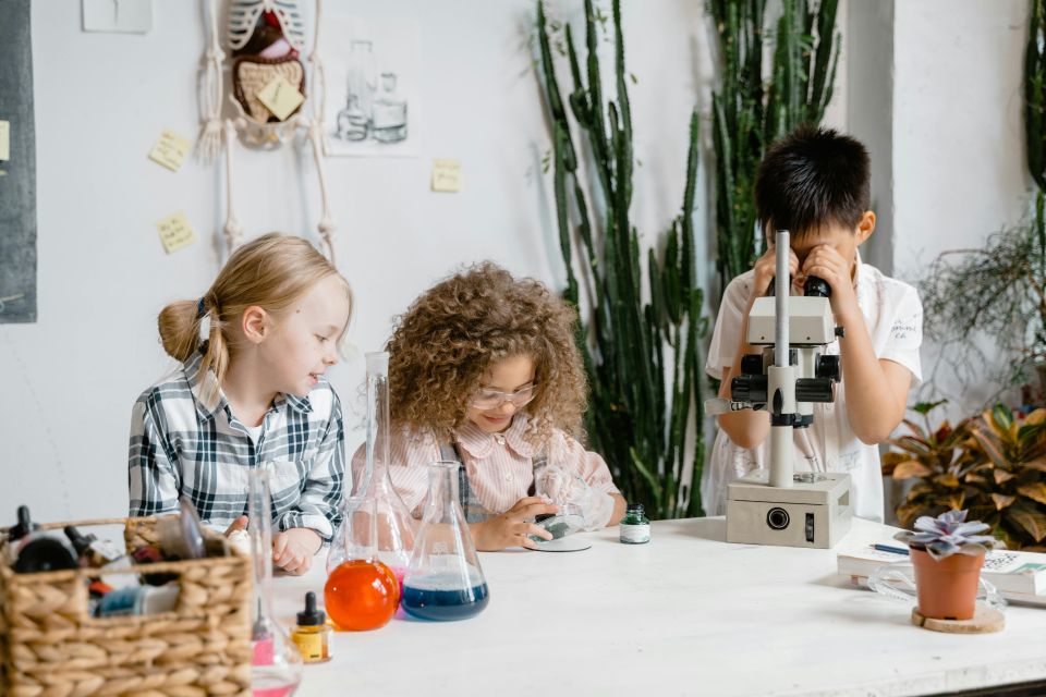 Kinder mit Laborgeräten