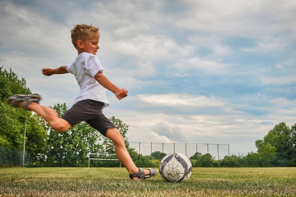 Kind beim Fußball spielen