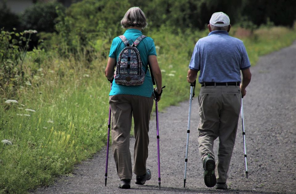 Älteres Paar beim Nordic Walking.