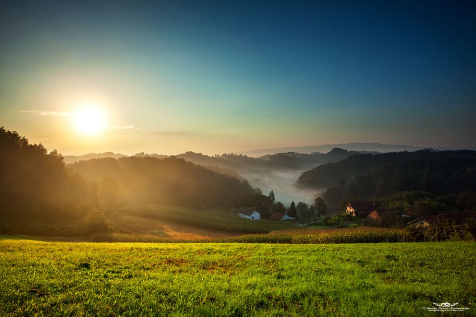 Sonnenaufgang über einem Bergtal