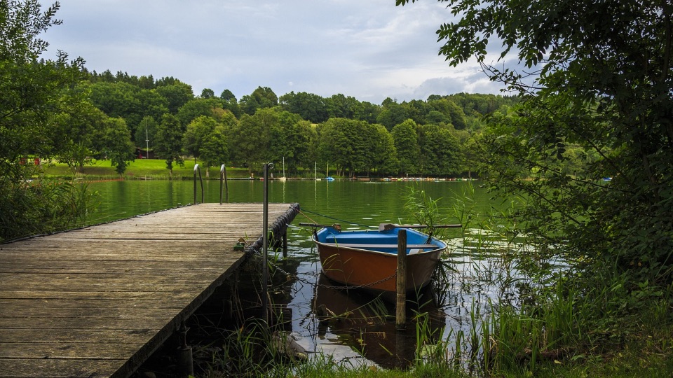 kleines Boot an einen Steg angelegt