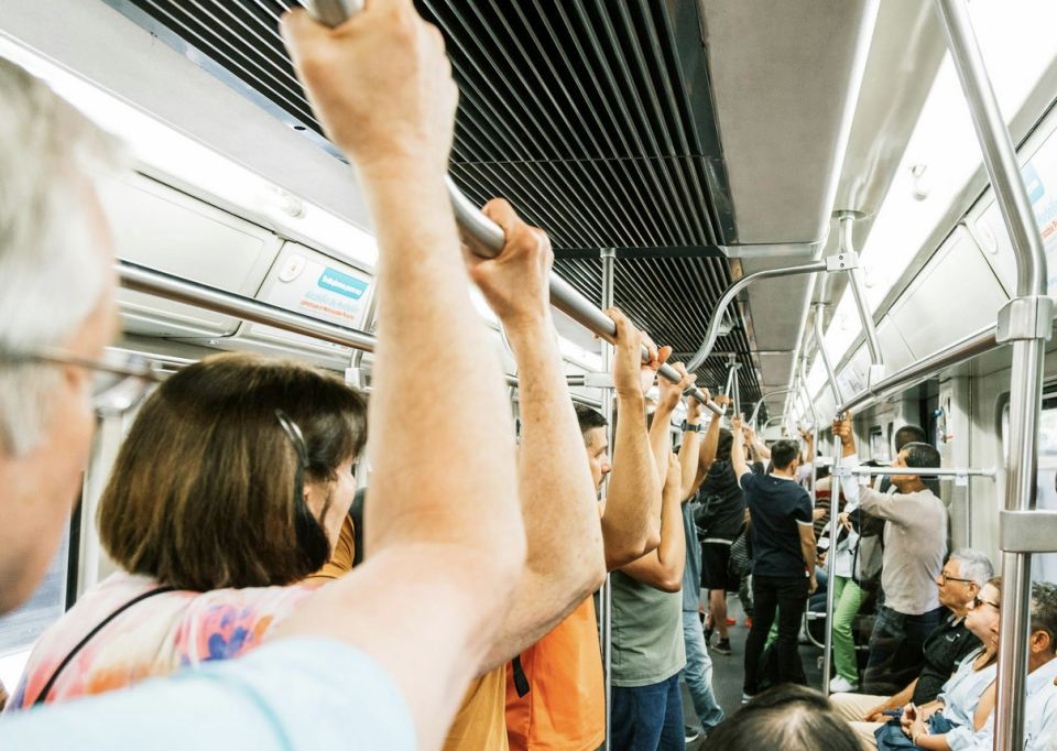 Ubahn voller Menschen an einem geschaftigen Tag. 